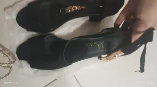 Sandali neri con cinturino dorato