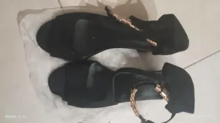 Sandali neri con cinturino dorato