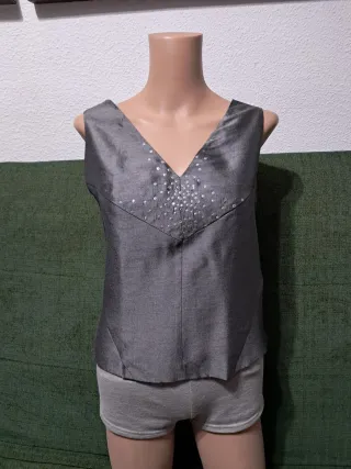 Blusa de cóctel plateada con pedrería