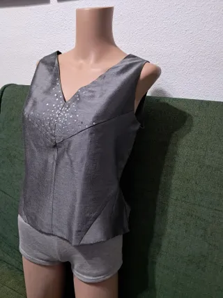 Blusa de cóctel plateada con pedrería