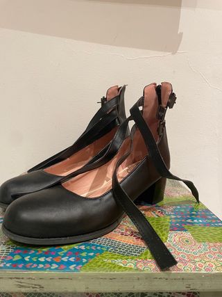 Zapatos de tacón negros con tiras