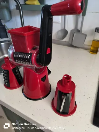 Tritatutto, affettatrice e tagliatrice da cucina