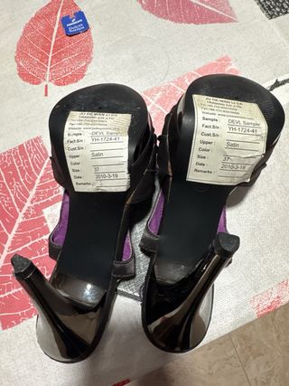 Sandalias de tacón aguja negras y moradas