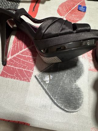 Sandalias de tacón aguja negras y moradas