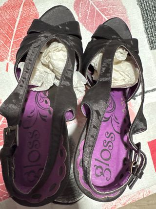 Sandalias de tacón aguja negras y moradas