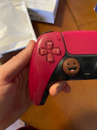 Mando PS5 con protectores Sackboy