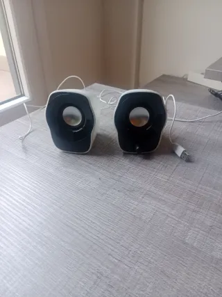 Altavoces Logitech Blancos y Negros
