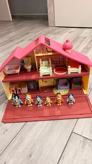 Casa de Bluey con 6 figuras