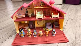 Casa de Bluey con 6 figuras