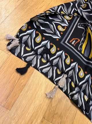 Sciarpa fantasia con nappe nuova