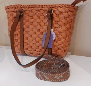Bolso de rafia naranja y marrón