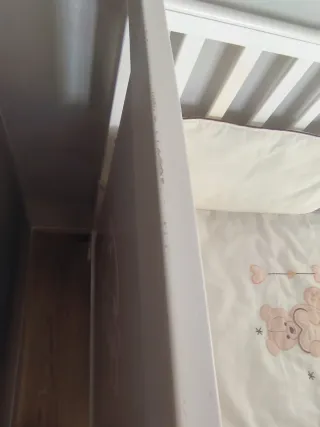 Cuna blanca con osito y estrellas