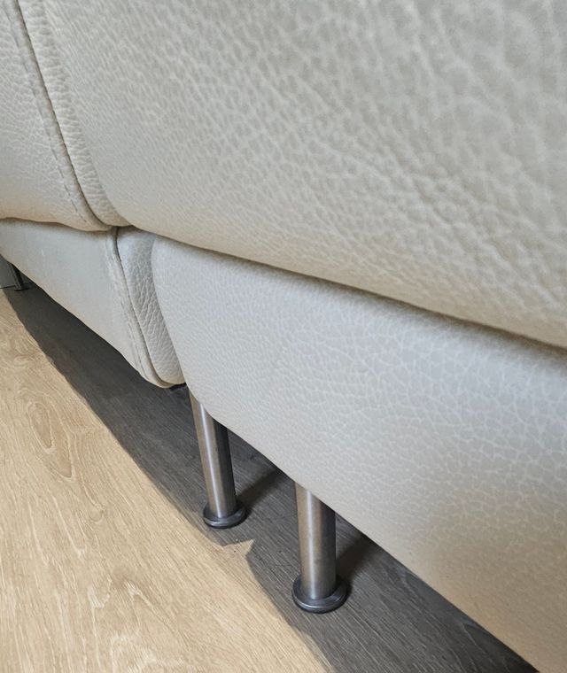 Sofá blanco crema de  piel de Habitat