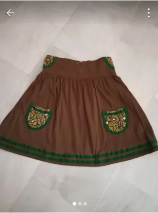 Falda marrón con bolsillos y detalles verdes