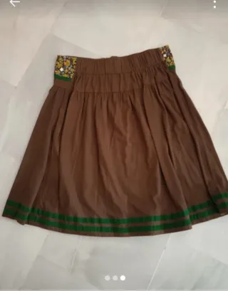 Falda marrón con bolsillos y detalles verdes