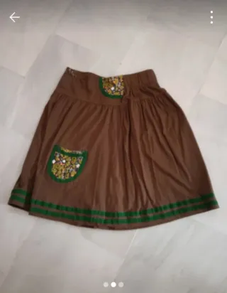 Falda marrón con bolsillos y detalles verdes