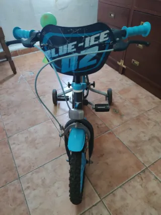 Bicicleta infantil azul y negra para niños