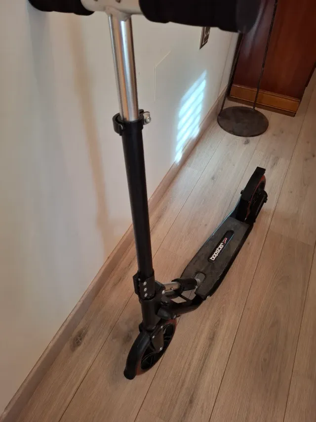 Patinete negro con ruedas rojas