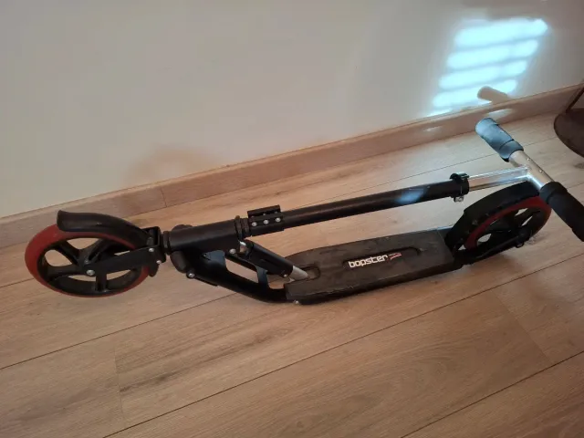 Patinete negro con ruedas rojas