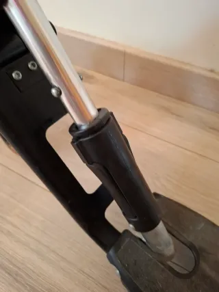 Patinete negro con ruedas rojas