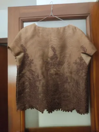 Blusa de vestir con bordados