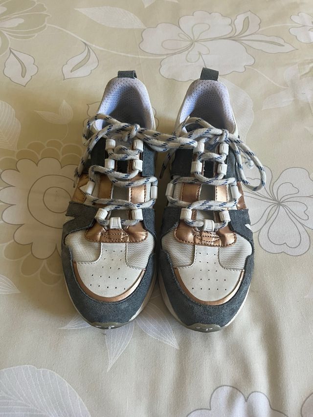 Zapatillas Scalpers azules,blancas y doradas