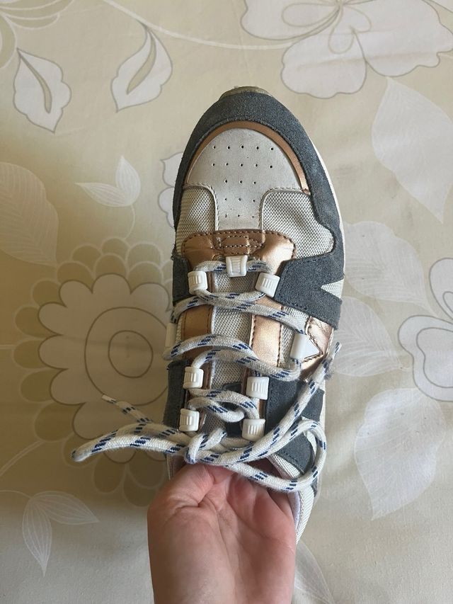 Zapatillas Scalpers azules,blancas y doradas