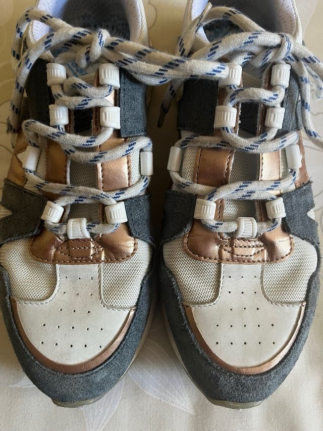 Zapatillas Scalpers azules,blancas y doradas