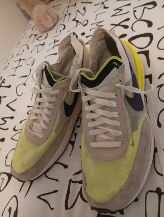 Zapatillas Nike blancas y amarillas