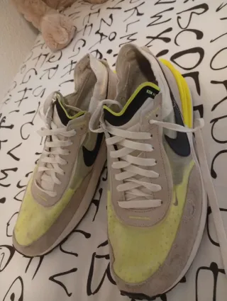 Zapatillas Nike blancas y amarillas