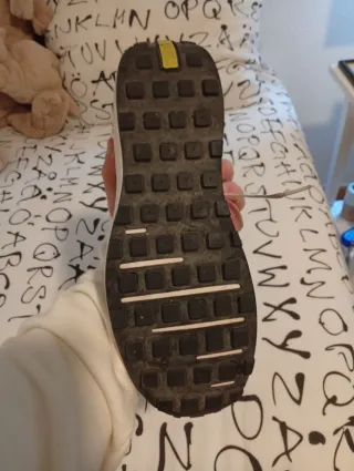 Zapatillas Nike blancas y amarillas