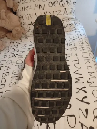 Zapatillas Nike blancas y amarillas