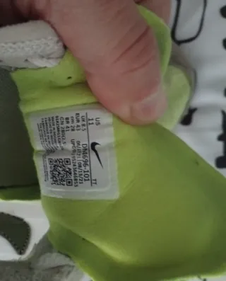 Zapatillas Nike blancas y amarillas