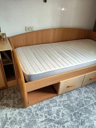 Cama con cajones y estantería.
