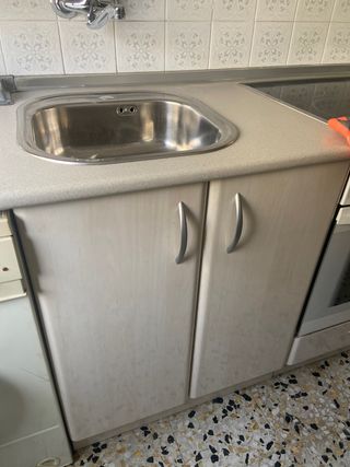 Muebles de cocina beige y blanco