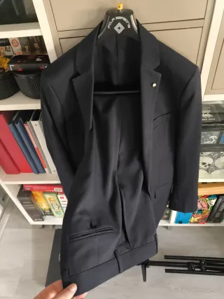 Traje de hombre azul marino