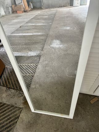 Mueble blanco puertas persiana.