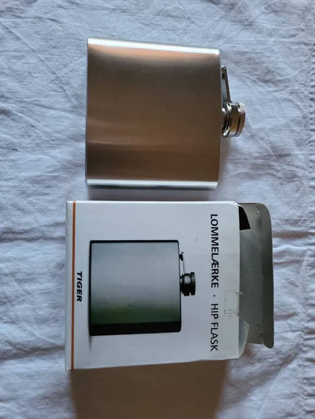 Petaca metálica Tiger plateada