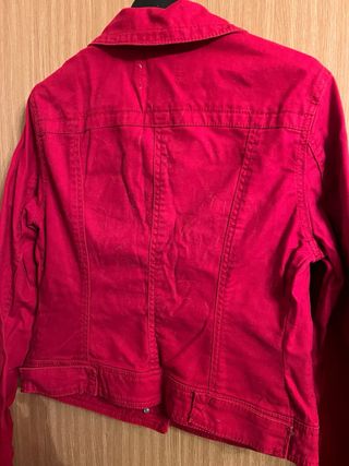 Cazadora vaquera Stradivarius roja Talla L