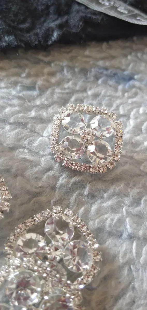 5 botones plateados..