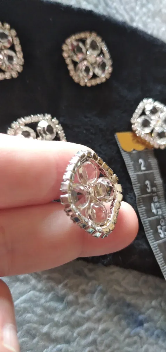 5 botones plateados..