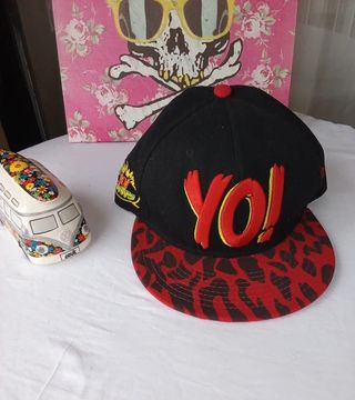 Gorra New Era Negra y Roja YO!