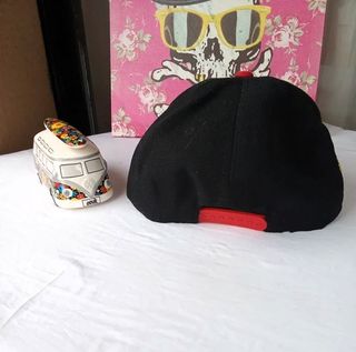 Gorra New Era Negra y Roja YO!