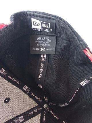 Gorra New Era Negra y Roja YO!