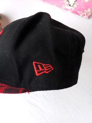 Gorra New Era Negra y Roja YO!