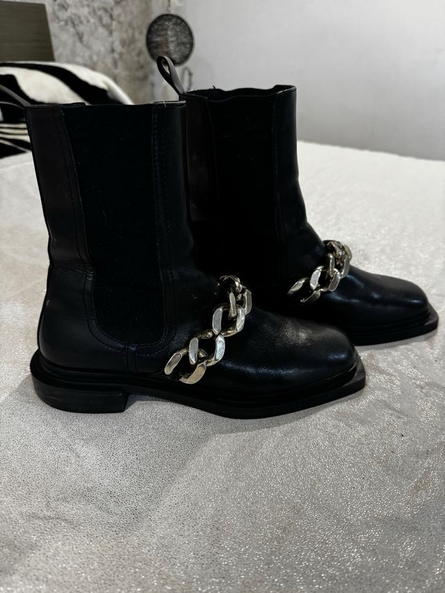Botines negros punta cuadrada con cadena