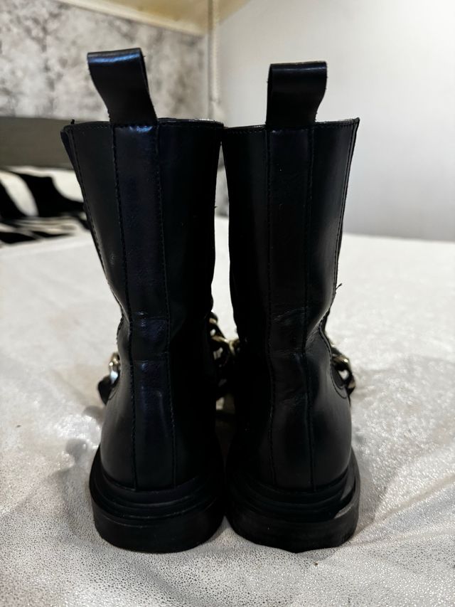 Botines negros punta cuadrada con cadena