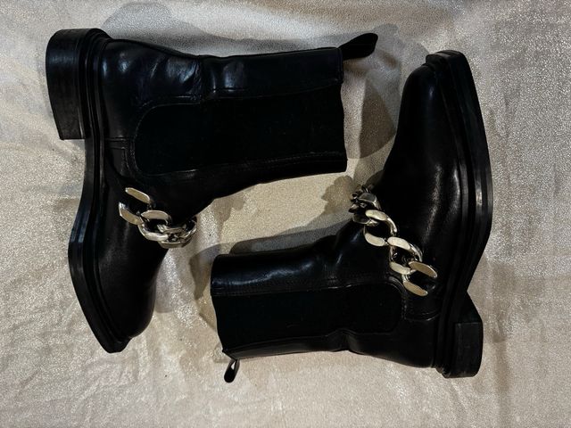 Botines negros punta cuadrada con cadena