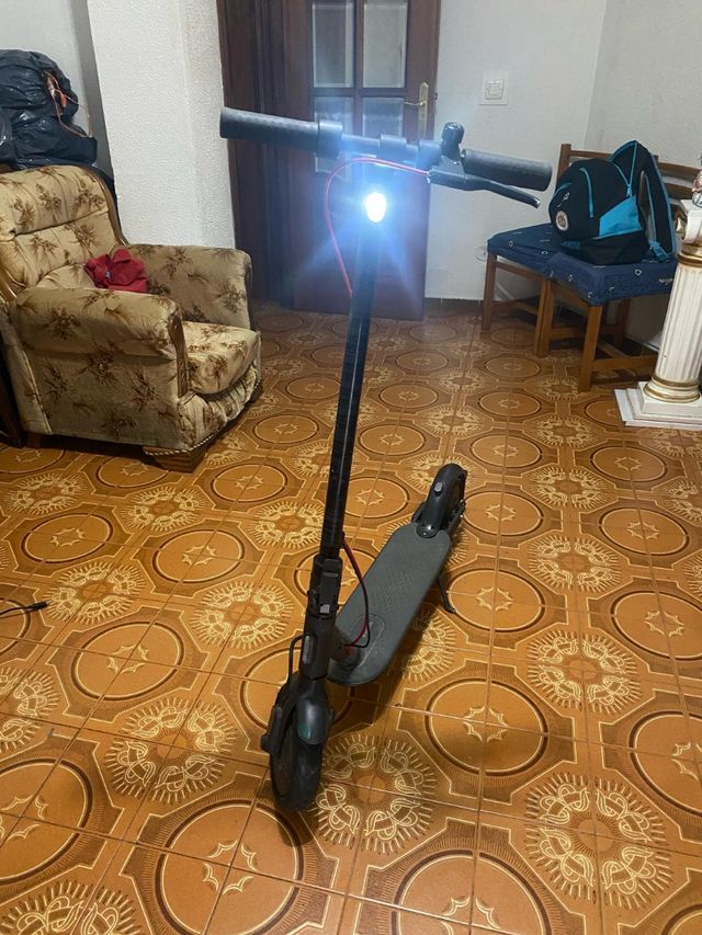 Patinete Xiaomi con cargador