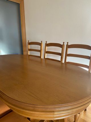 Mesa extensible y 6 sillas de madera